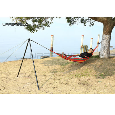 Des bretelles d'arbre suspendues un hamac durable coloré et confortable pour les aventures en plein air