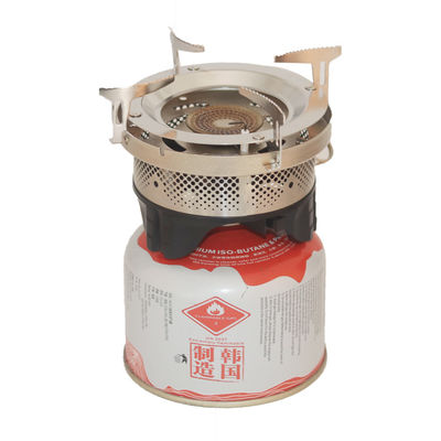 Des pots et casseroles de camping portables pour cuisiner à la cuisinière à gaz intégrée lors de voyages en plein air