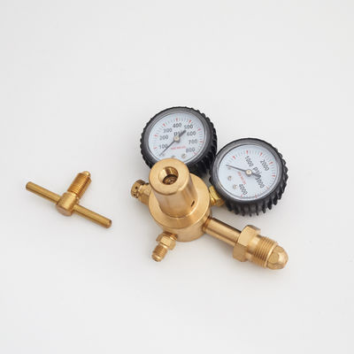 Régulateur de soudage à dioxyde de carbone sécurisé avec structure de sécurité et régulation de tension