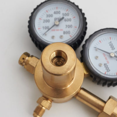 Régulateur de soudage à dioxyde de carbone sécurisé avec structure de sécurité et régulation de tension