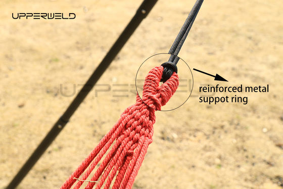 Des bretelles d'arbre suspendues un hamac durable coloré et confortable pour les aventures en plein air