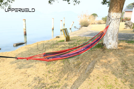 Des bretelles d'arbre suspendues un hamac durable coloré et confortable pour les aventures en plein air