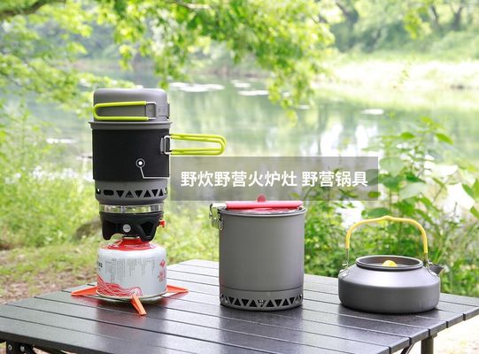 Des pots et casseroles de camping portables pour cuisiner à la cuisinière à gaz intégrée lors de voyages en plein air