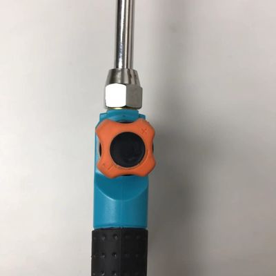 Une torche à mauvaises herbes personnalisée avec un support et un chauffage de commande de flamme au propane